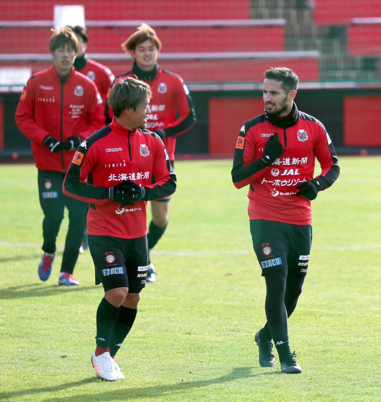 ランニングしながら談笑する札幌MF駒井（左手前）とFWヴィエイラ（撮影・佐藤翔太）
