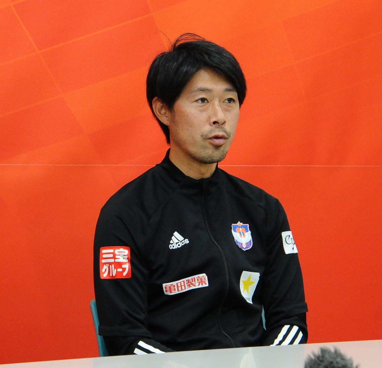 会見に臨む本間強化部スカウト担当