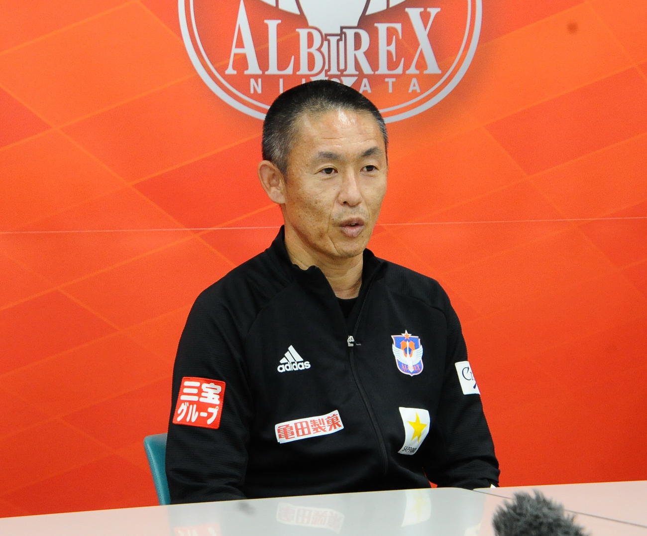 会見で意気込みを語る寺川強化部長