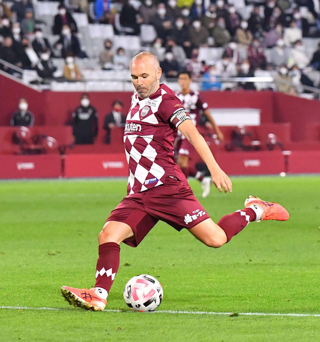 神戸対浦和　後半途中から出場しシュートを放つ神戸MFアンドレス・イニエスタ（撮影・上田博志）