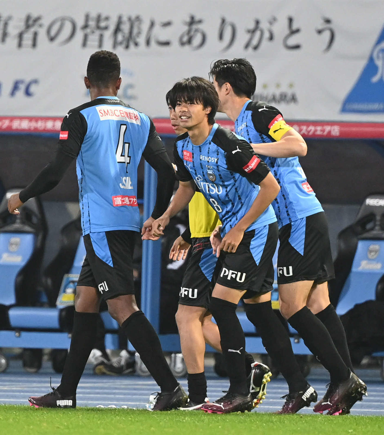 川崎F対横浜　後半、得点した川崎F・MF三笘（中央）はチームメートから祝福を受ける（撮影・山崎安昭）