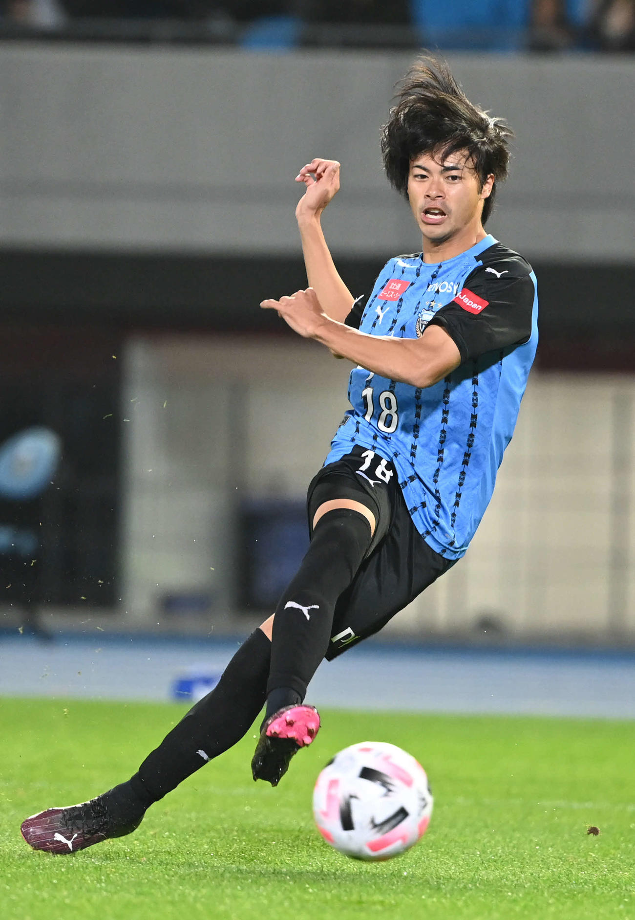 川崎F対横浜　後半、シュートを放つ川崎F・MF三笘（撮影・山崎安昭）
