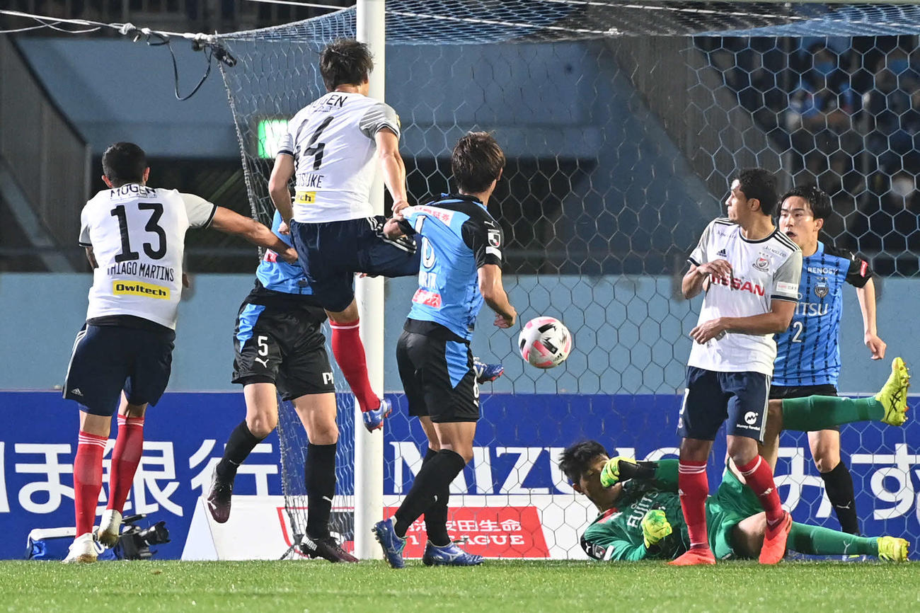 川崎F対横浜　後半、ヘディングシュートを決める横浜DF畠中（左から2人目）（撮影・山崎安昭）
