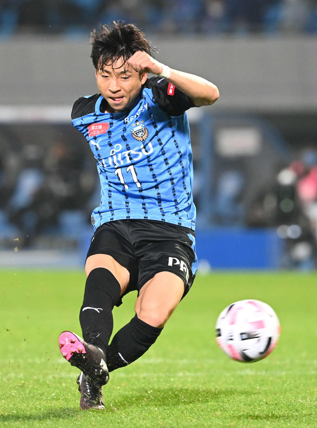 川崎F対横浜　後半、ゴールを奪う川崎F・FW小林（撮影・山崎安昭）