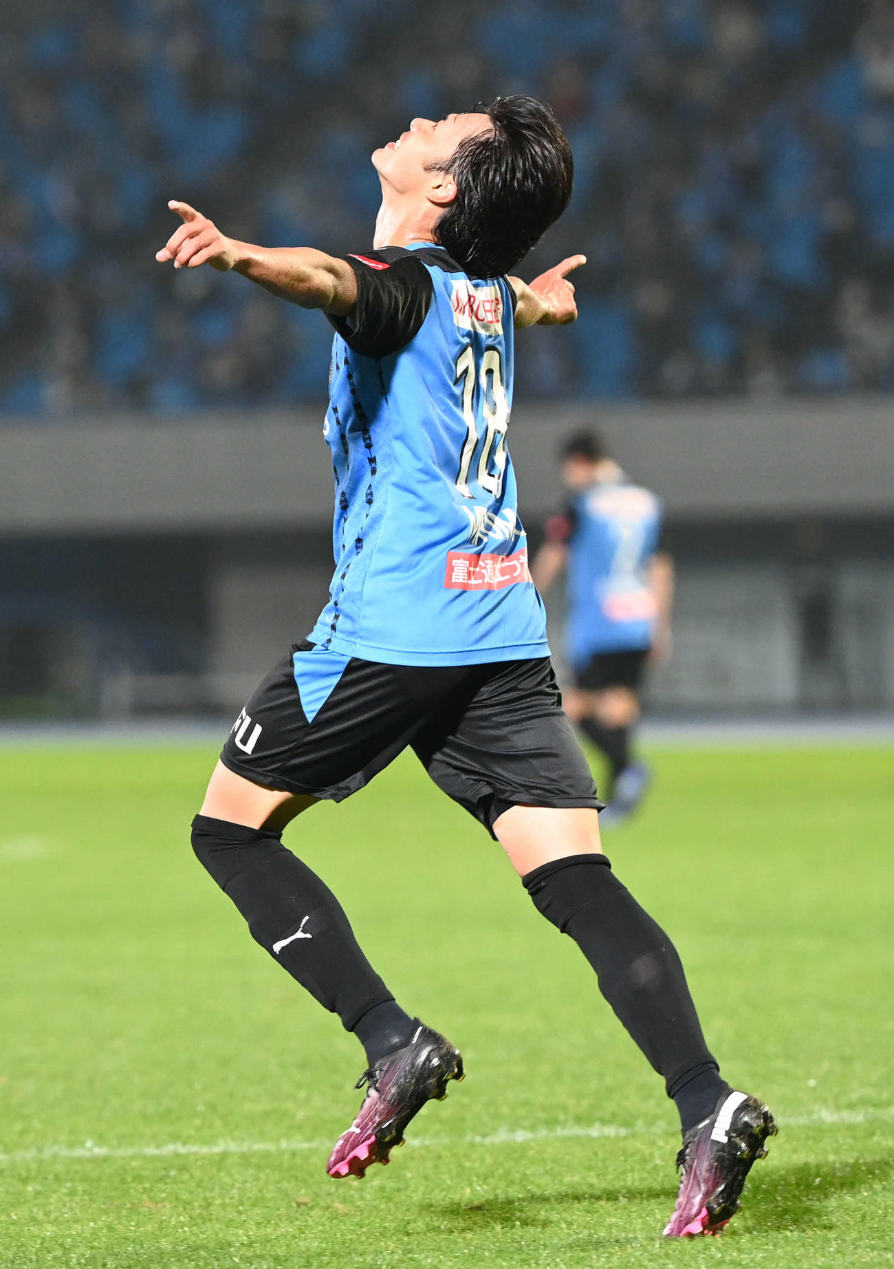 川崎F対横浜　後半、勝利を決めて喜ぶ川崎F・MF三笘（撮影・山崎安昭）