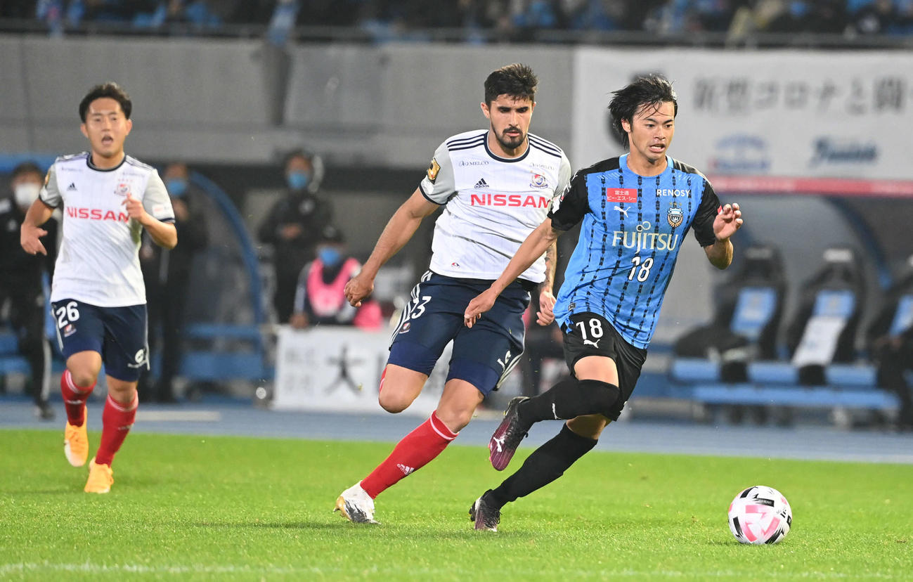 川崎F対横浜　後半、川崎F・MF三笘（右）は横浜DFチアゴ・マルチンスをぶっちぎる（撮影・山崎安昭）