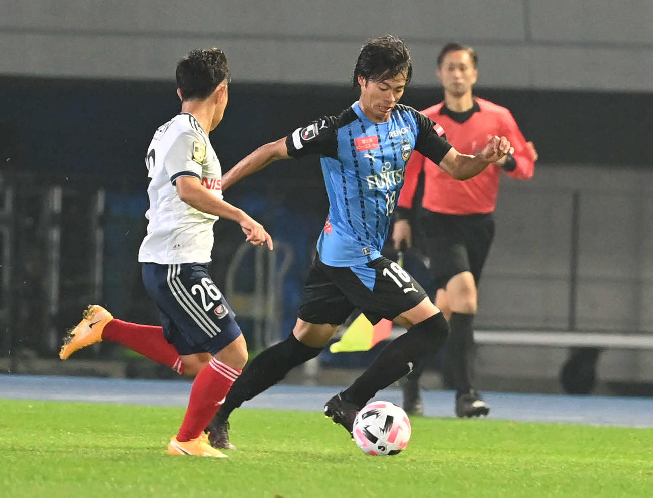 川崎F対横浜　後半、川崎F・MF三笘は自陣ゴール前のルーズボールを奪いドリブルで駆け上がる（撮影・山崎安昭）