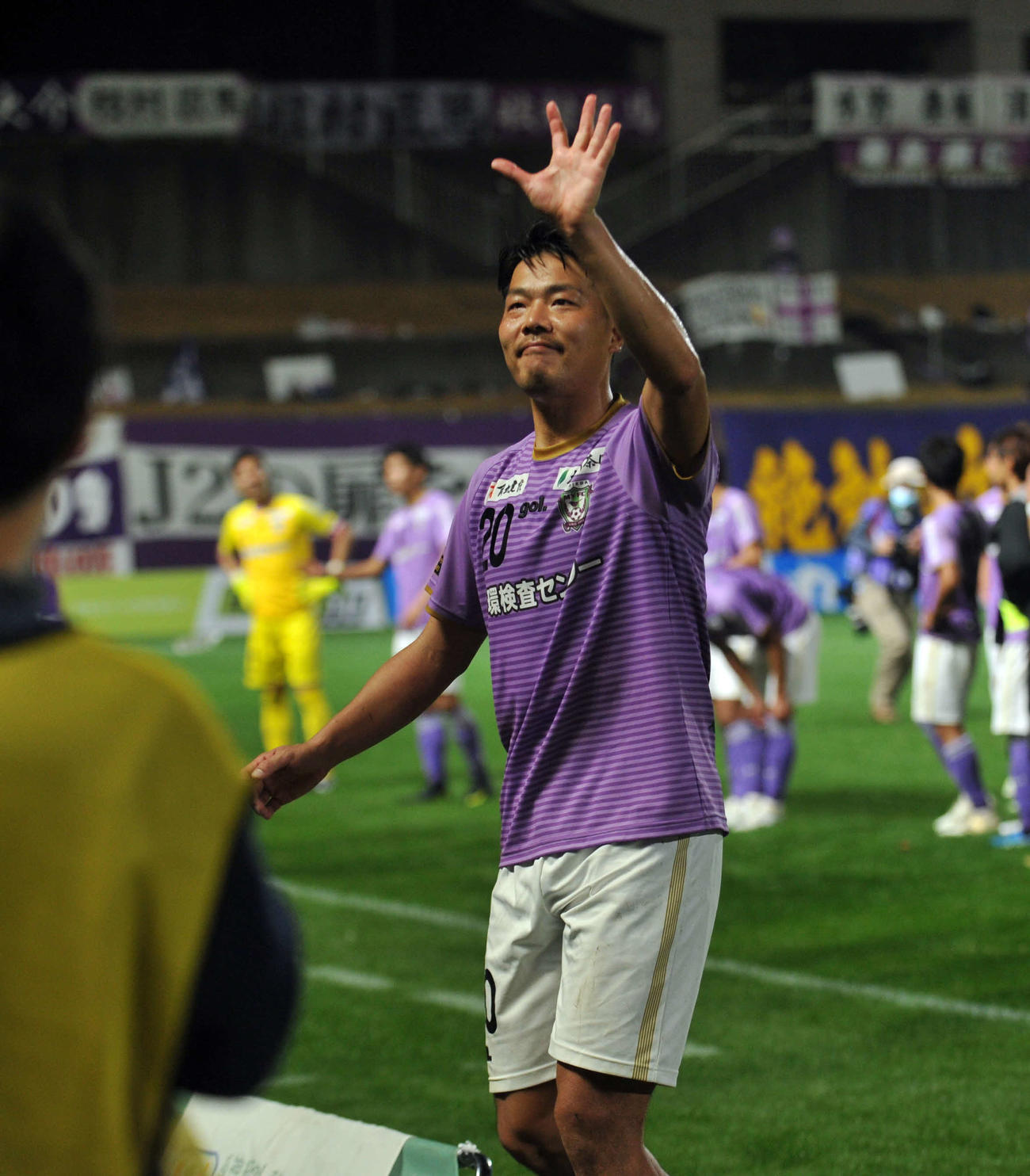 試合後、サポーターの声援に応える藤枝FW森島