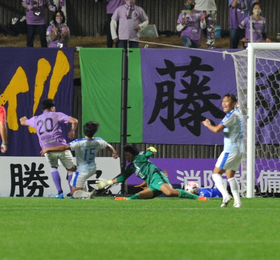 後半45分、決勝ゴールを決める藤枝FW森島（左＝20番）