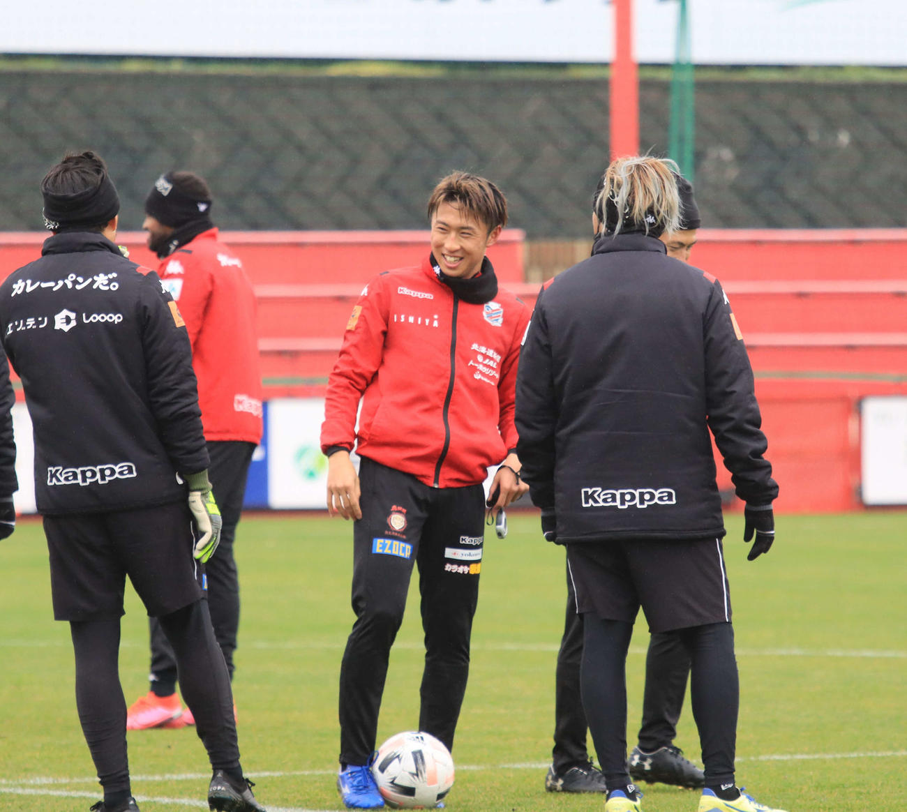 札幌の練習に参加したMF檀崎（中央）はスタッフと笑顔で会話をかわす（撮影・保坂果那）
