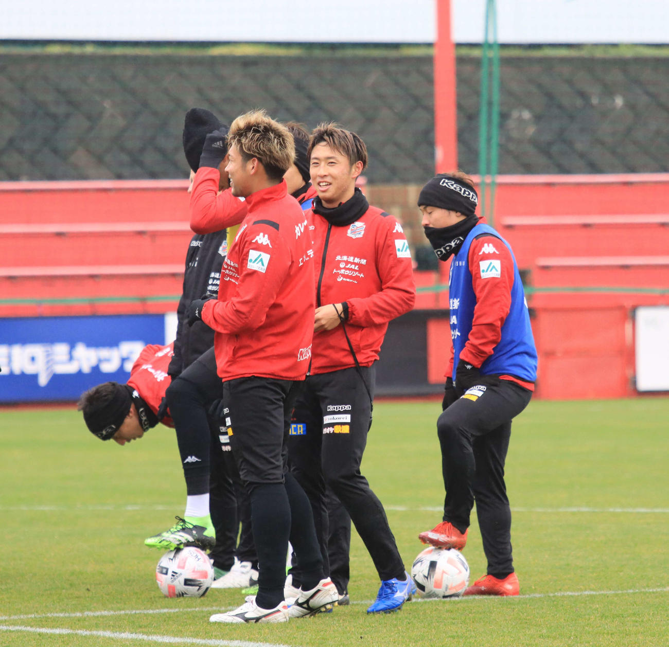 練習を終えチームメートらと会話をかわす札幌MF檀崎（中央）（撮影・保坂果那）