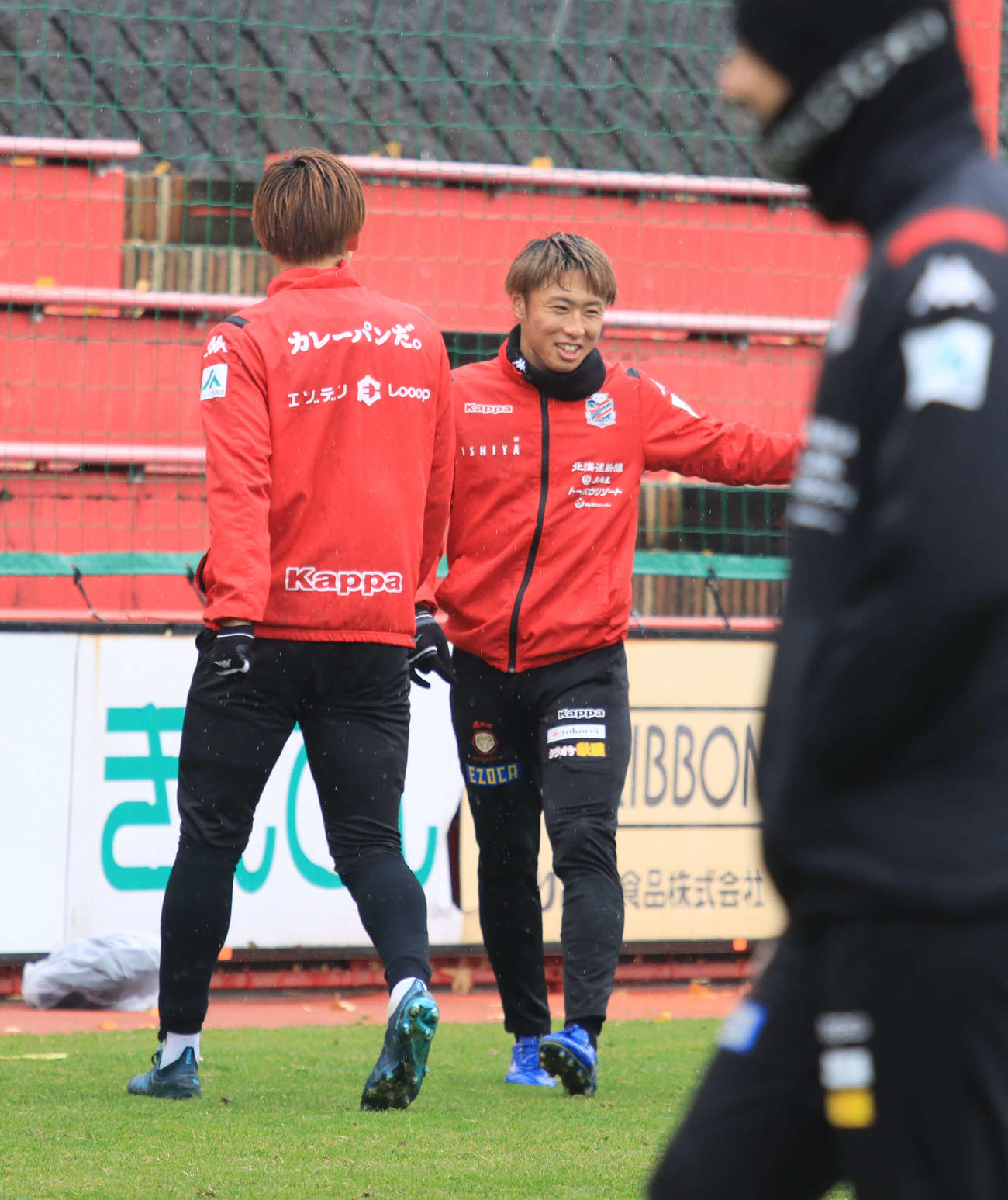 ブリスベン移籍前最後の練習に参加する札幌MF檀崎（中央）（撮影・保坂果那）