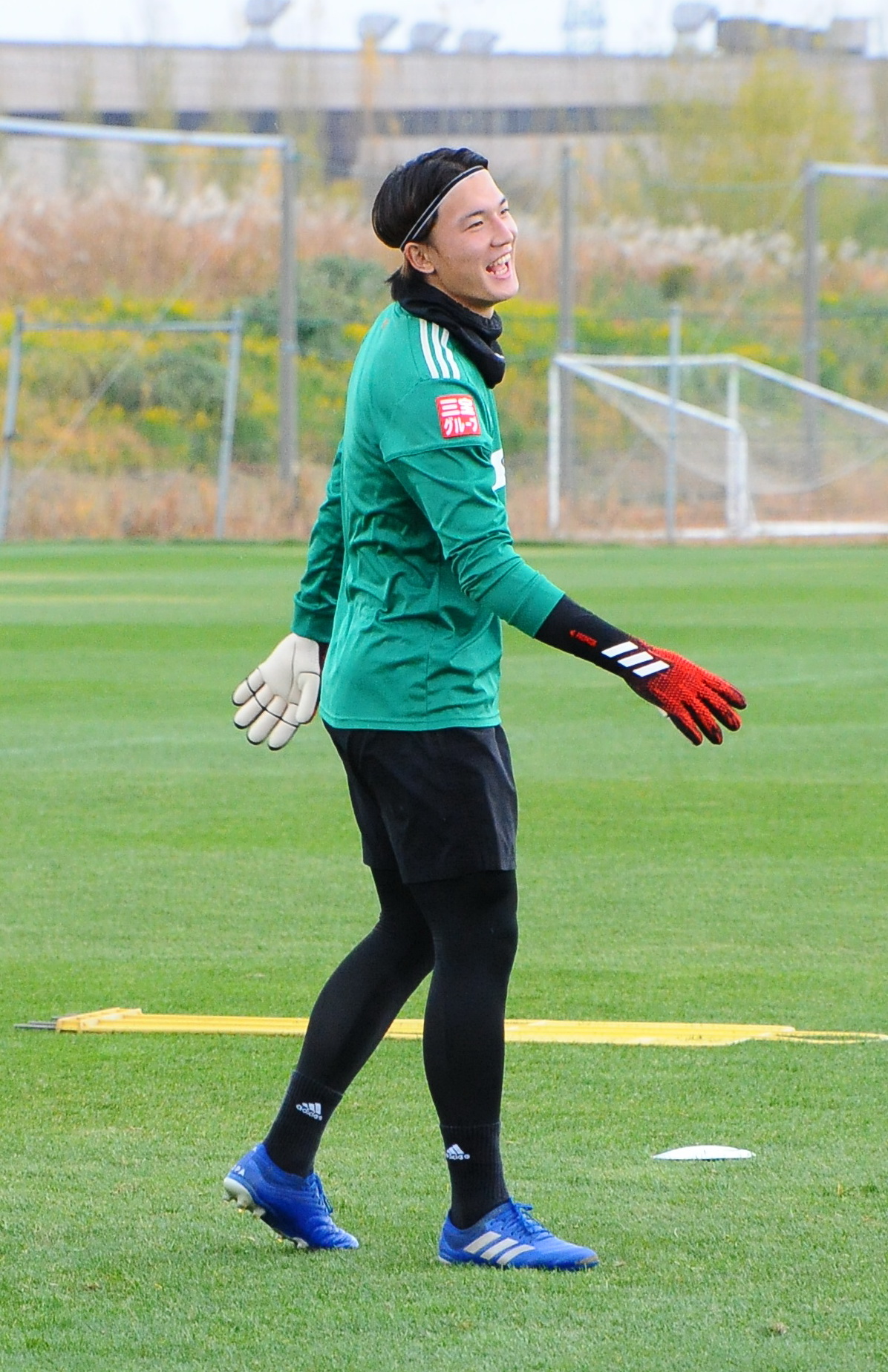 金沢戦前日練習でリラックスした表情のGK藤田