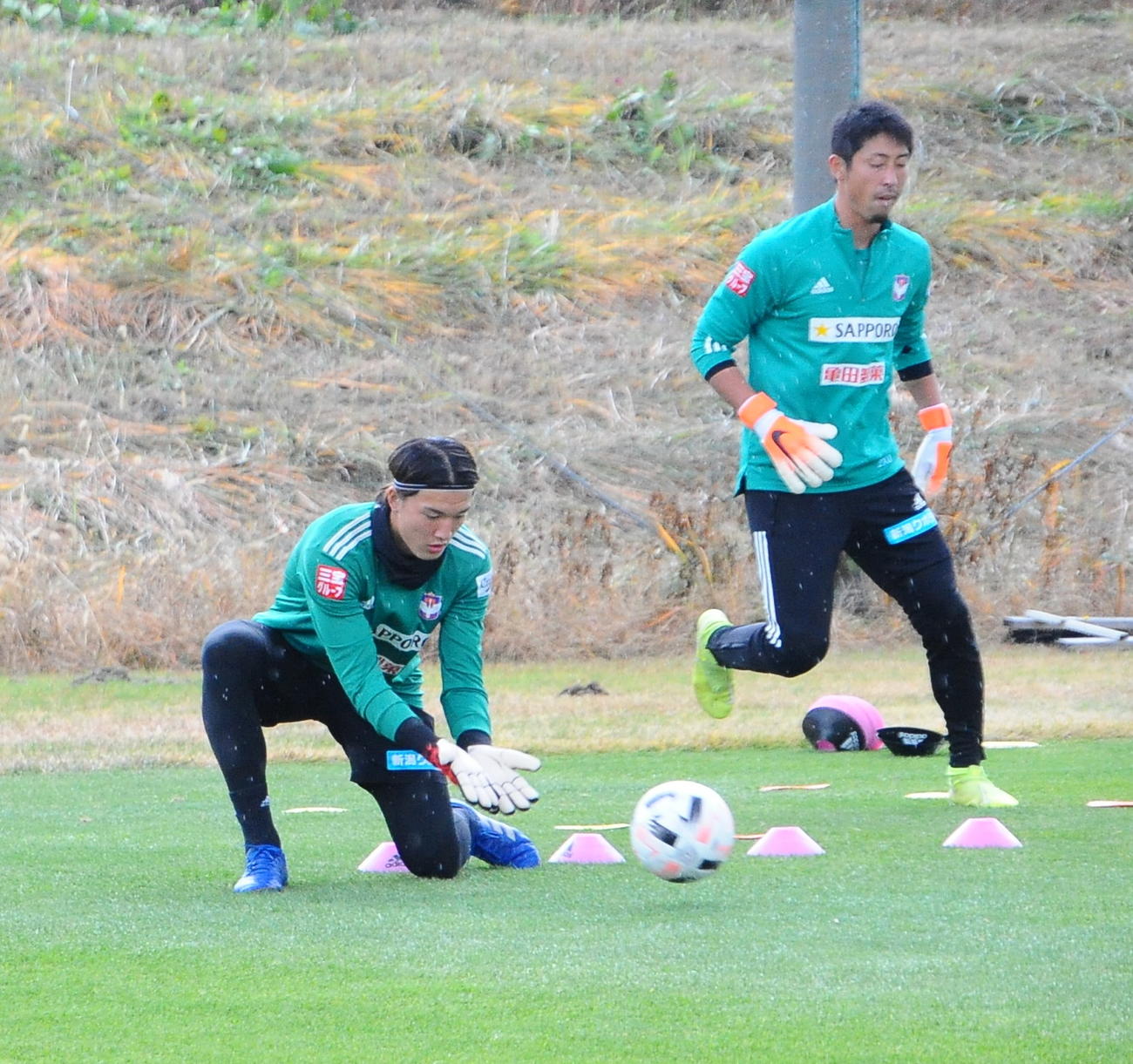 金沢戦前日練習に参加するGK藤田（左）