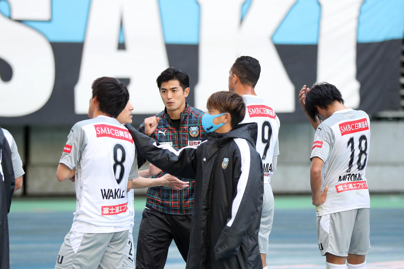 大分対川崎F　試合に敗れ、チームメートをねぎらう川崎F・MF谷口（中央）（撮影・狩俣裕三）