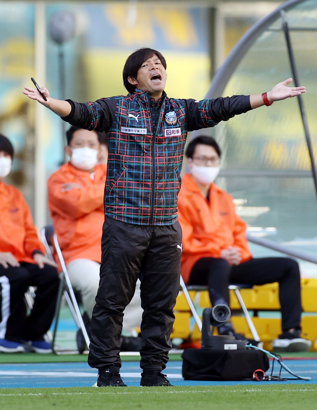 大分対川崎F　前半、大声で指示を出す鬼木監督（撮影・狩俣裕三）