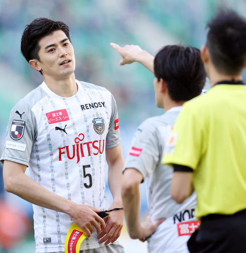 大分対川崎F　前半、ペナルティーエリア内でファウルし、一発レッドで退場する川崎F・DF谷口（撮影・狩俣裕三）