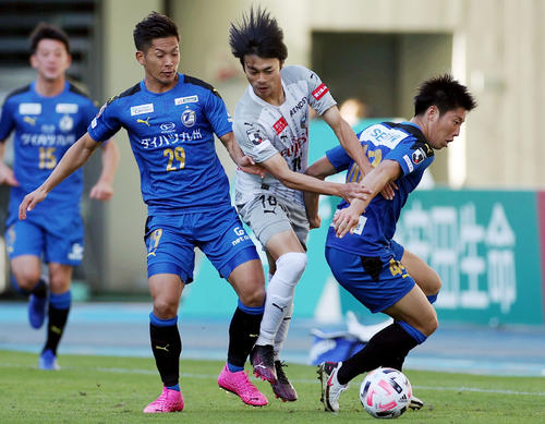 大分対川崎F　後半、ドリブルで攻め込む川崎F・MF三笘（中央）（撮影・狩俣裕三）