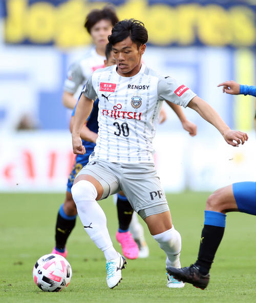 大分対川崎F　後半、交代し、ドリブルで攻め込む川崎F・FW旗手（撮影・狩俣裕三）