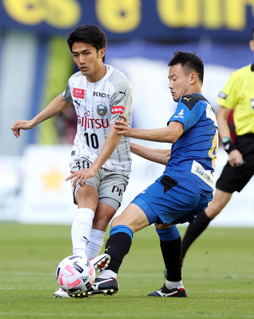 大分対川崎F　前半、パスを出す川崎F・MF大島（左）（撮影・狩俣裕三）