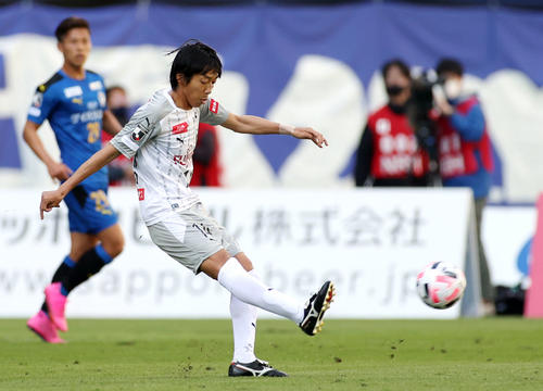 大分対川崎F　前半、パスを出す川崎F・MF中村（撮影・狩俣裕三）