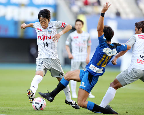大分対川崎F　前ボールを追いかける川崎F・MF中村（左）（撮影・狩俣裕三）