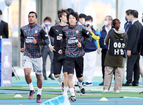 大分対川崎F　試合前、ピッチに登場する川崎F・MF中村（撮影・狩俣裕三）