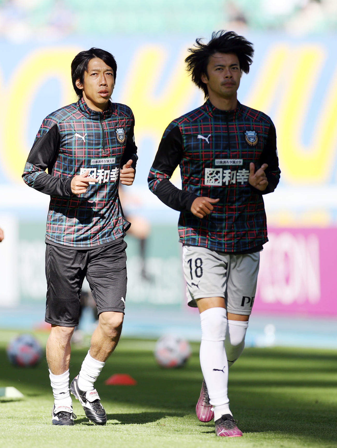大分対川崎F　試合前、ウオーミングアップをする川崎F・MF中村（左）（撮影・狩俣裕三）
