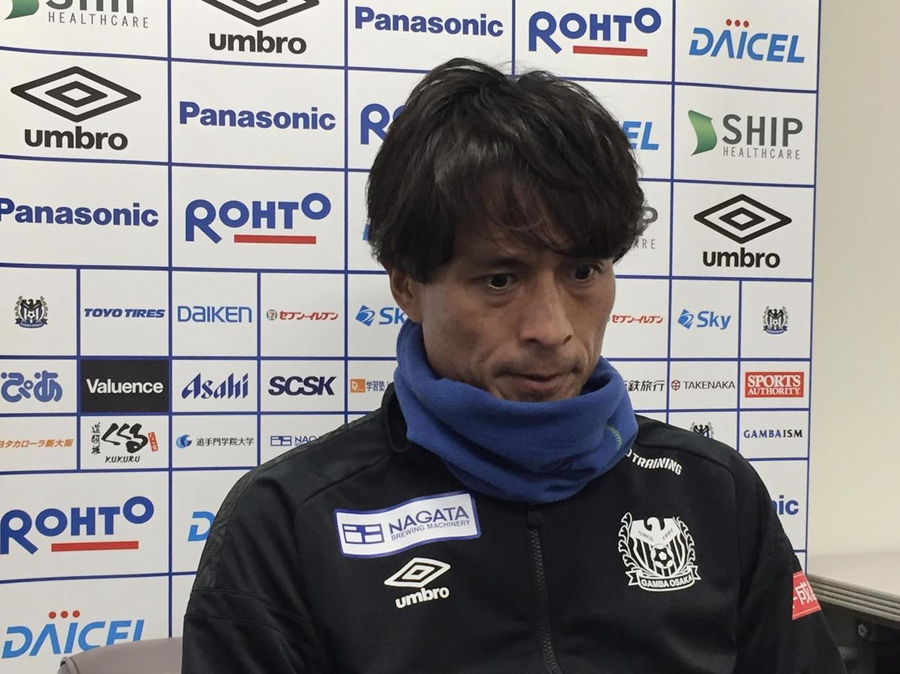 取材対応するG大阪宮本監督（C）GAMBAOSAKA