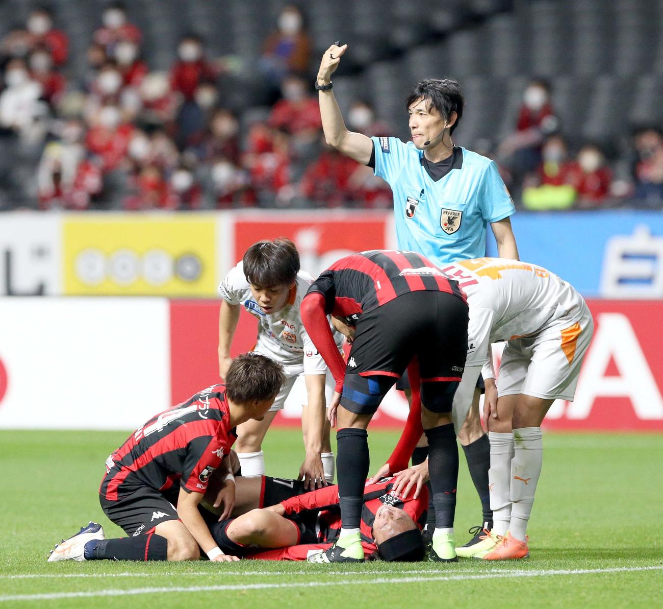 札幌対清水　その場に倒れ込む札幌MF荒野（撮影・佐藤翔太）