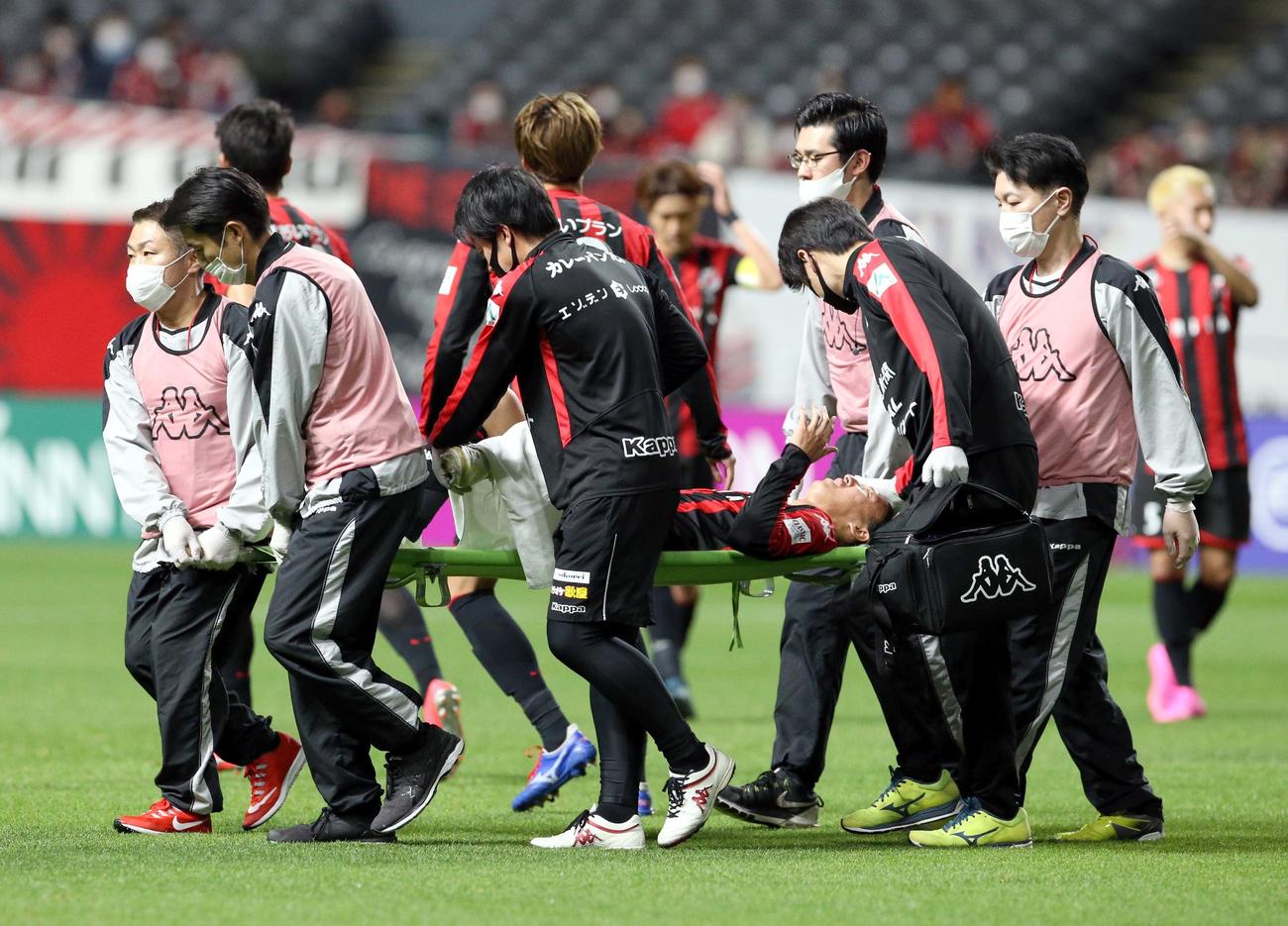 札幌対清水　負傷しベンチに下がる札幌MF荒野（撮影・佐藤翔太）