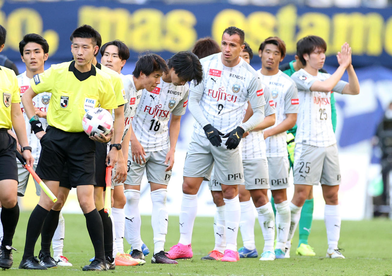 大分対川崎F　試合に敗れ、サポーターにあいさつする川崎Fの選手たち（撮影・狩俣裕三）