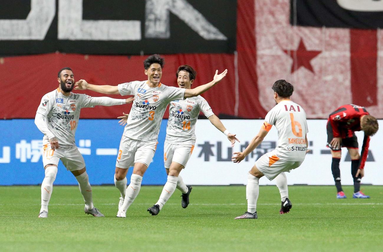 札幌対清水　前半5分、ゴールを決めチームメートと喜び合う清水DFファン・ソッコ（左から2人目）（撮影・佐藤翔太）