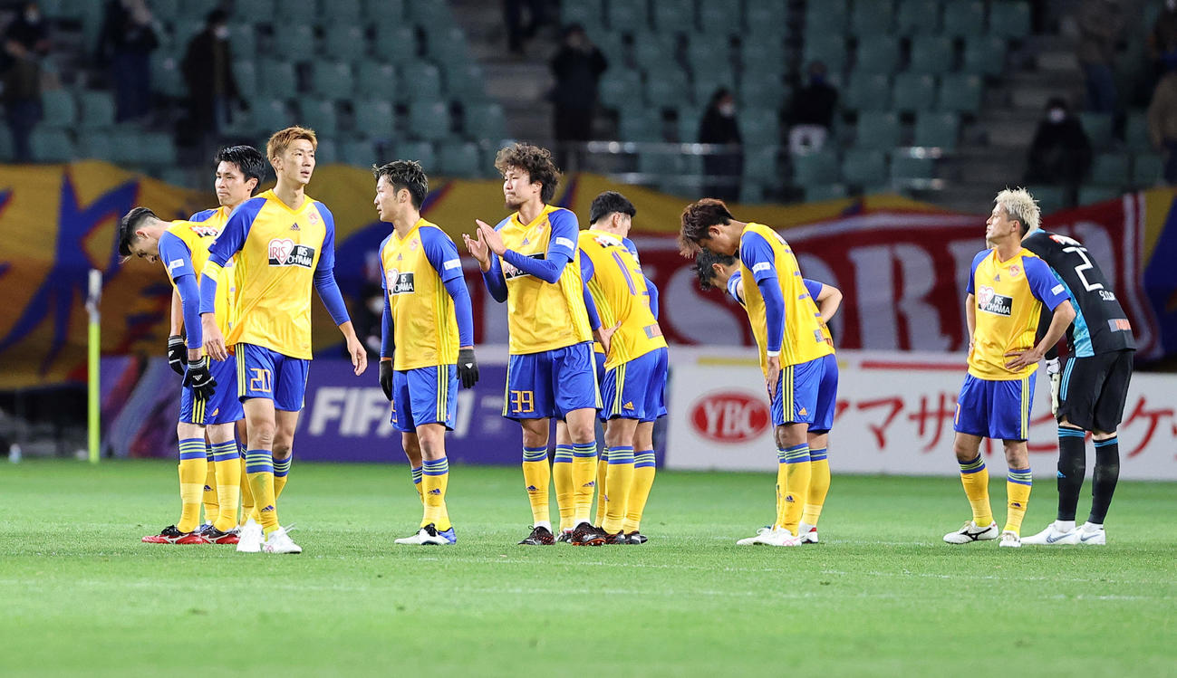 仙台対鹿島　1－3で敗れ、悔しそうにあいさつするFW長沢（手前）ら仙台イレブン（撮影・浅見桂子）
