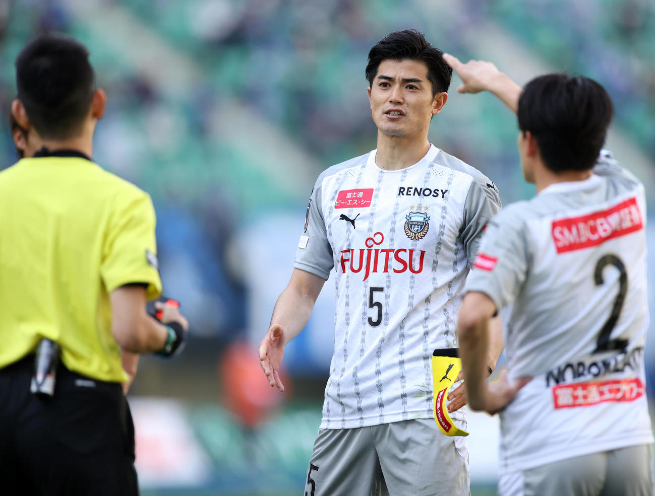 大分対川崎F　前半、ペナルティーエリア内でファウルし、一発レッドで退場する川崎F・DF谷口（撮影・狩俣裕三）