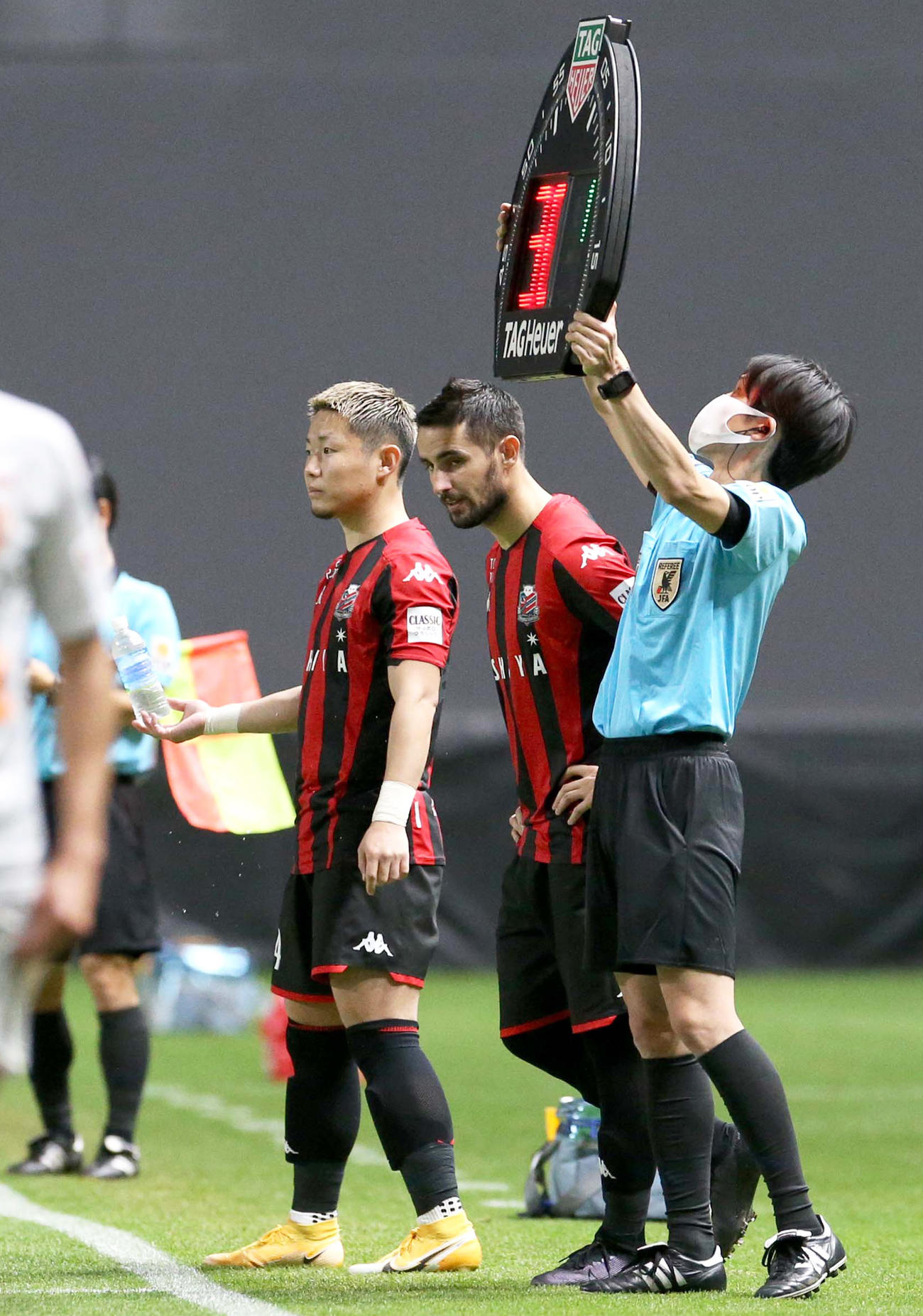 後半、交代で出場する札幌FW菅（左奥）とFWヴィエイラ（撮影・佐藤翔太）