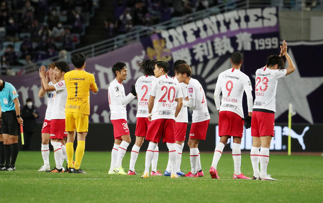 C大阪対広島　C大阪に勝利した広島イレブン（撮影・加藤哉）