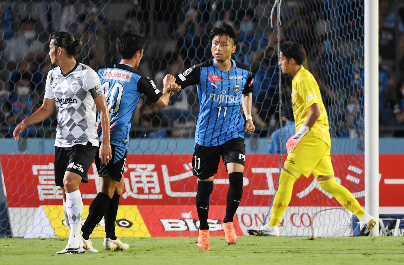川崎F対神戸　前半、PKでゴールを奪いエルボータッチをする川崎F・FW小林（右から2人目）（撮影・横山健太）