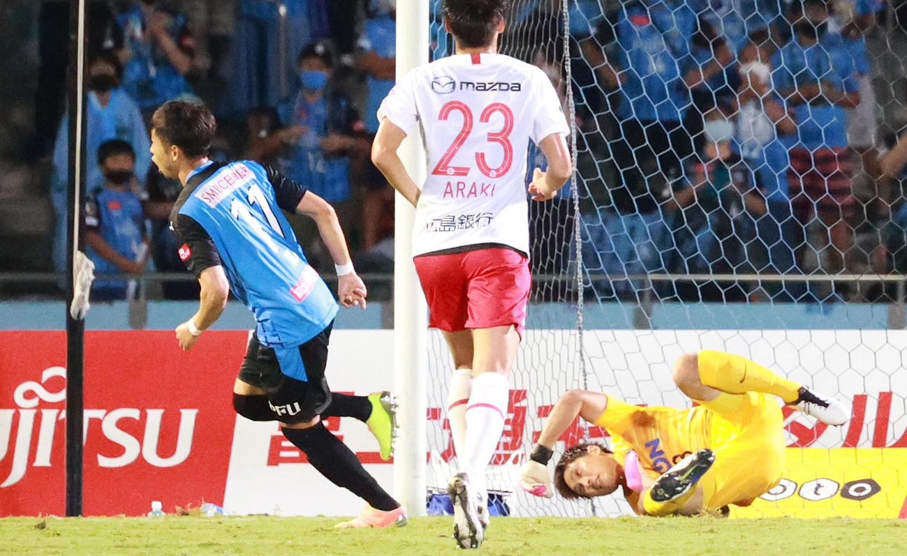 川崎F対広島　後半、PKを決める川崎F・FW小林。広島GK大迫（撮影・中島郁夫）