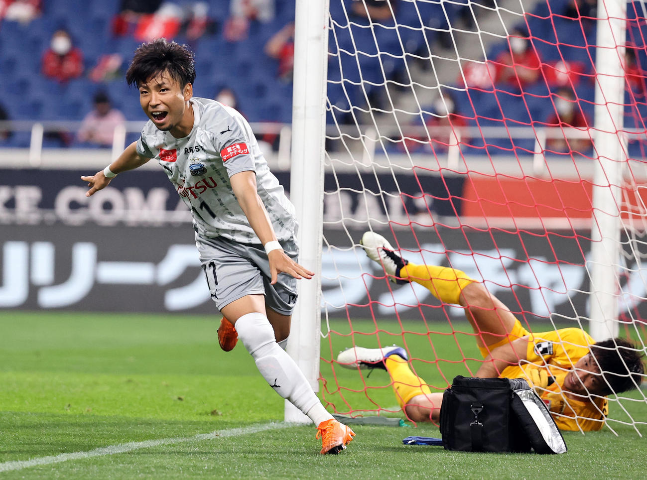 浦和対川崎F　後半、ゴールを決めた川崎F・FW小林は笑顔で雄たけびを上げる（撮影・浅見桂子）