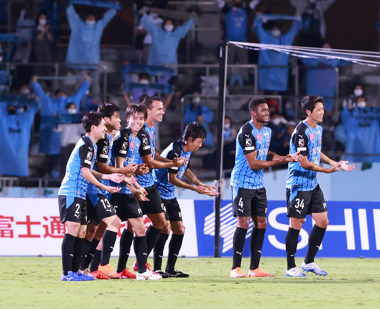 川崎F対横浜FC　前半、MF田中（左から3人目）が先制ゴールを決めゆりかごダンスする川崎Fイレブン（撮影・江口和貴）