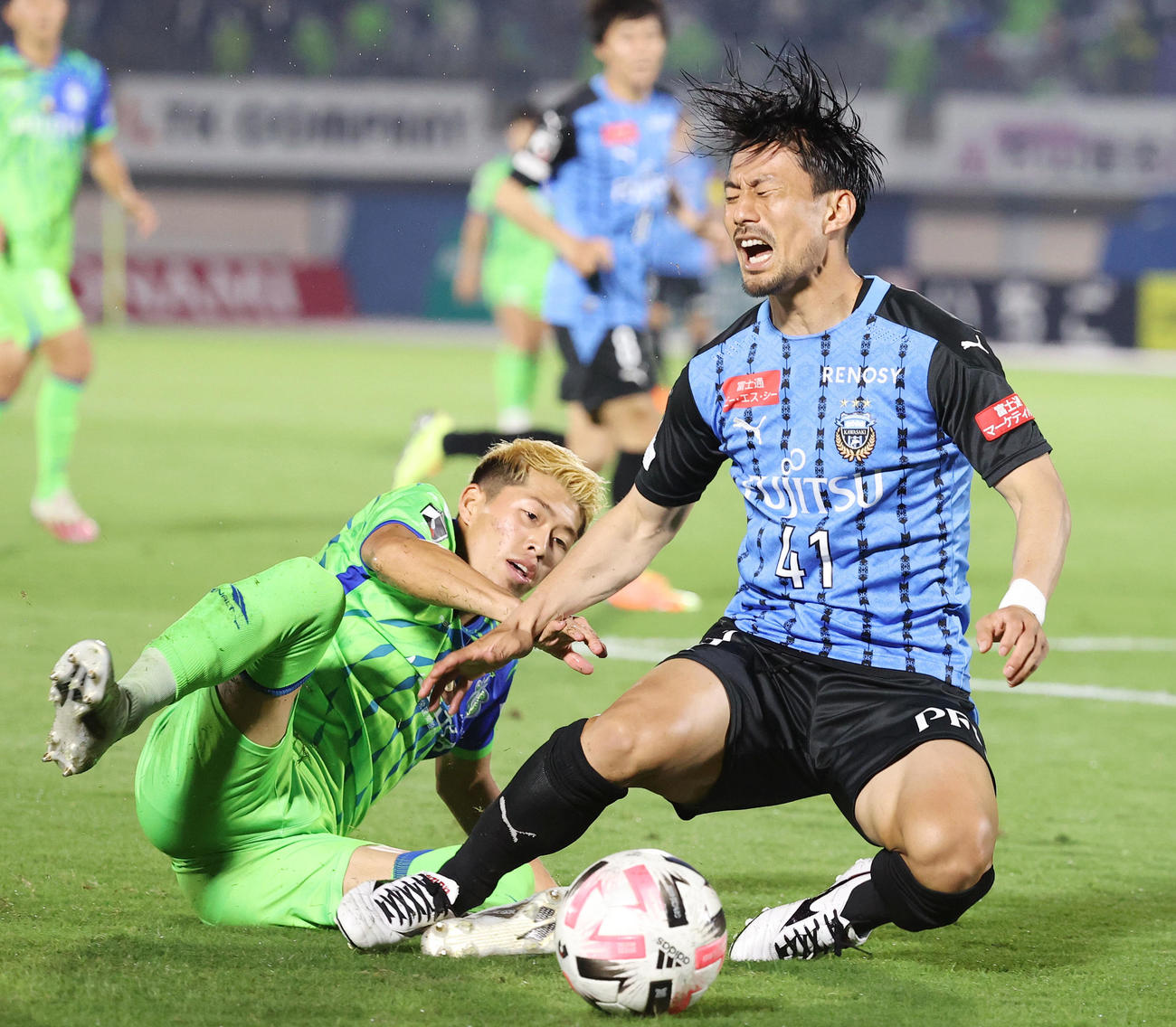 湘南対川崎F　後半、川崎F・FW家長昭博（右）は湘南MF鈴木の激しいマークを受ける（撮影・垰建太）