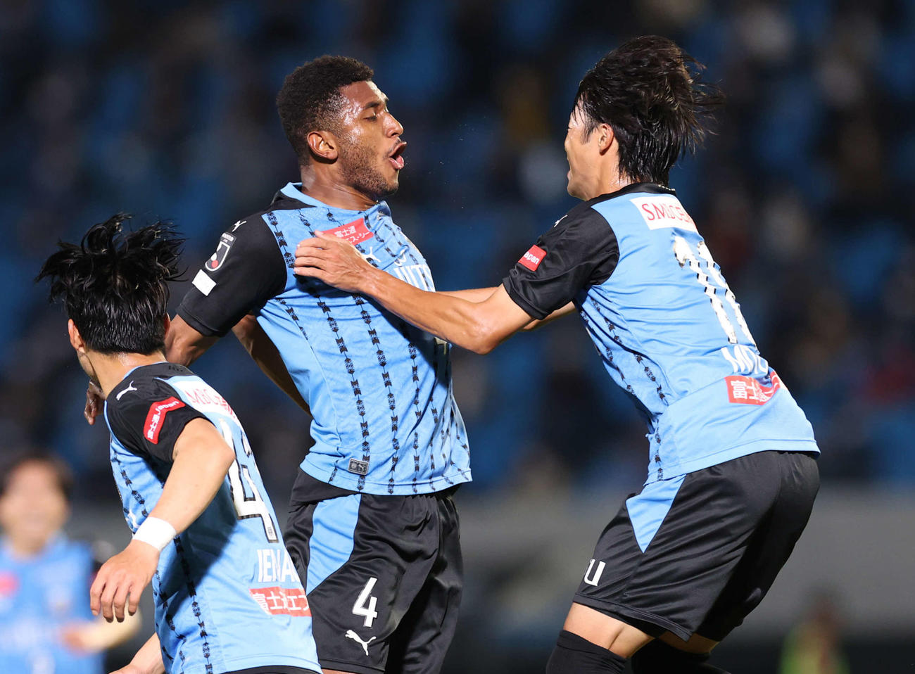 川崎F対名古屋　後半、チーム3点目のゴールをヘディングで決めた川崎F・DFジェジエウ（中央）（撮影・河野匠）