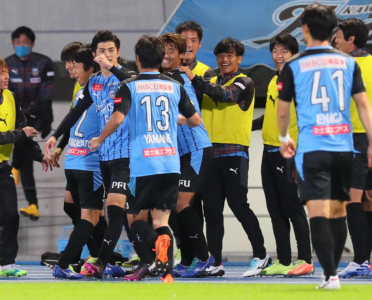 川崎F対東京　後半、ゴールを決め笑顔を見せる川崎F・MF中村（左から2人目）らイレブン（撮影・足立雅史）