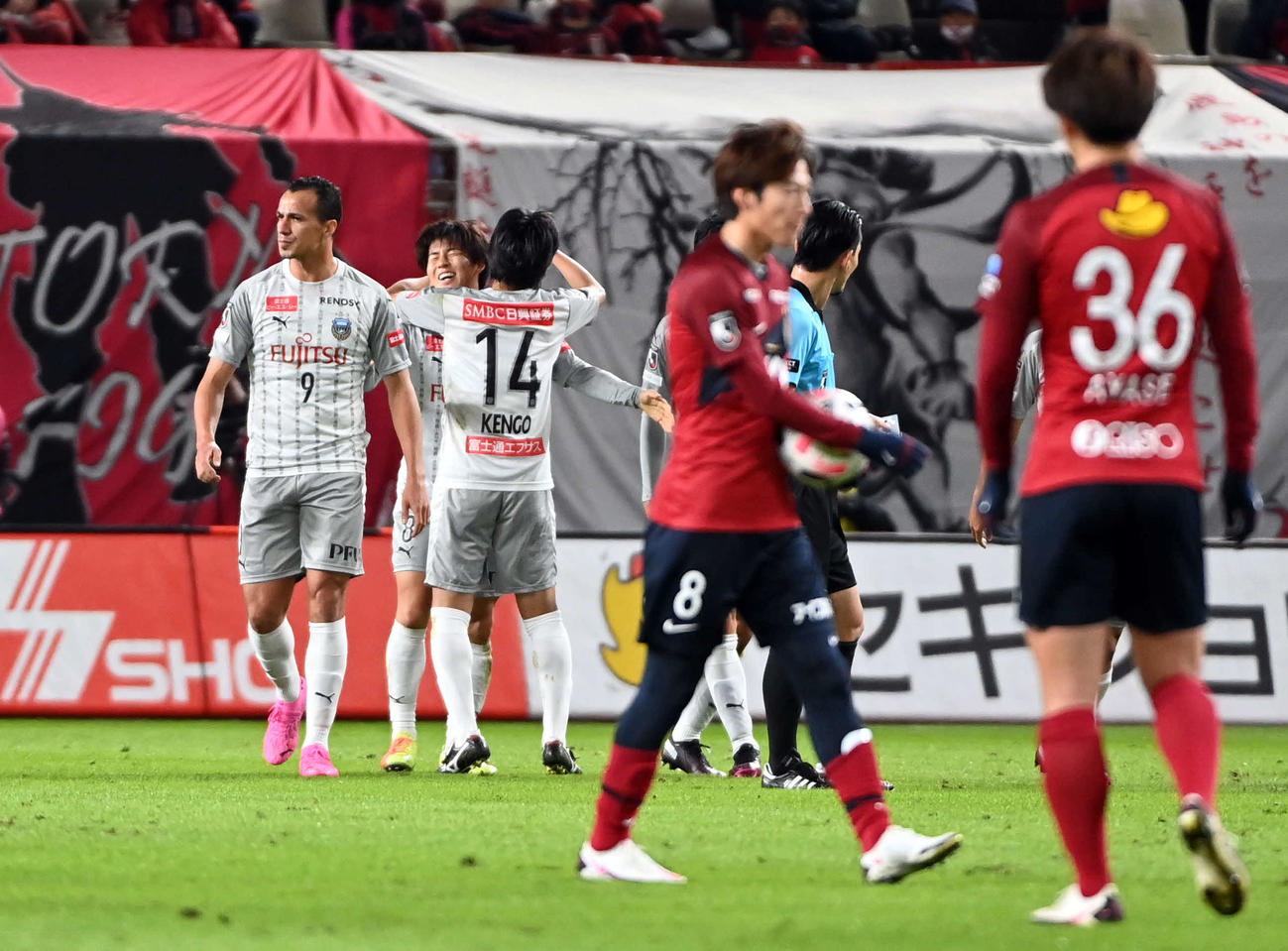 鹿島対川崎F　前半18分、ゴールを決めた川崎F・MF脇坂は、MF中村と抱き合って喜ぶ（撮影・たえ見朱実）