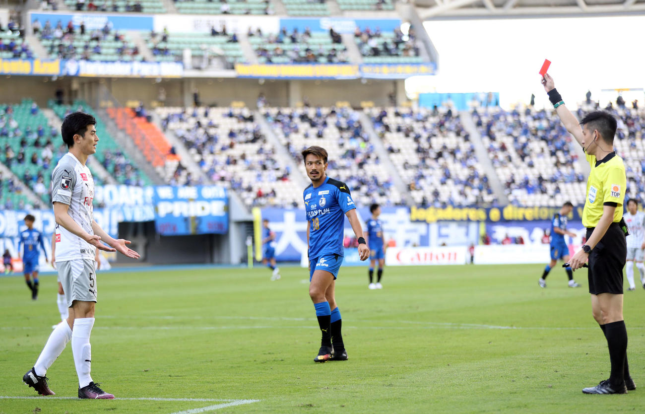 大分対川崎F　前半、ペナルティーエリア内でファウルし、一発レッドで退場する川崎F・DF谷口（撮影・狩俣裕三）