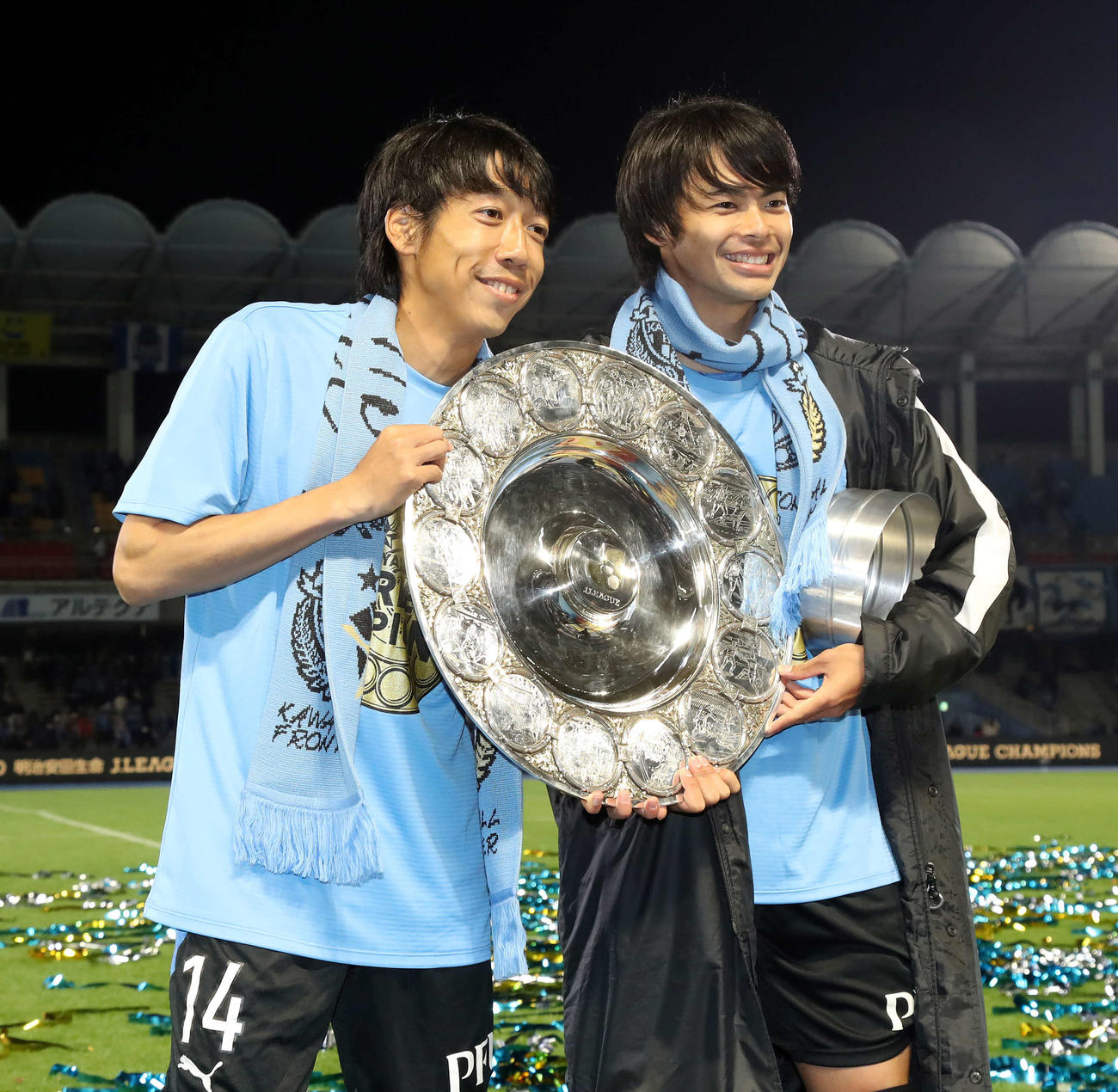 川崎F対G大阪　優勝シャーレを手に笑顔を見せる川崎F・MF中村（左）とMF三笘（撮影・江口和貴）