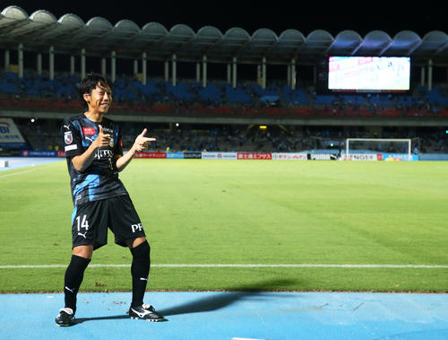 川崎F対清水　勝利しダンディ坂野の「ゲッツポーズ」を決める川崎F・MF中村（撮影・足立雅史）