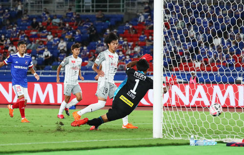 横浜対川崎F　後半、ゴールを決める川崎F・MF三笘（撮影・足立雅史）
