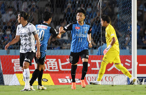 川崎F対神戸　前半、PKでゴールを奪いエルボータッチをする川崎F・FW小林（右から2人目）（撮影・横山健太）